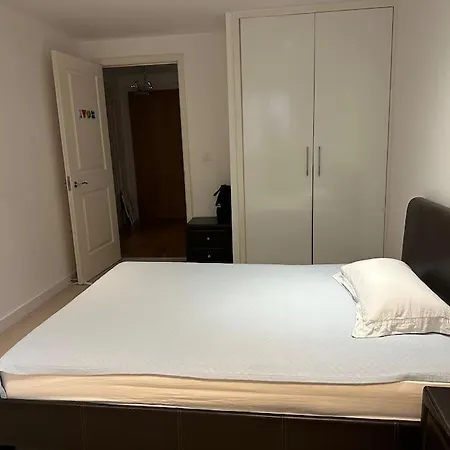 Bright And Spacious Flat In Wimbledon, * London