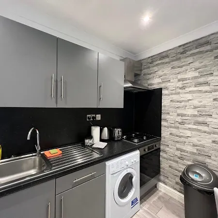 Lovely 2 Bedroom With Balcony - Apartment London