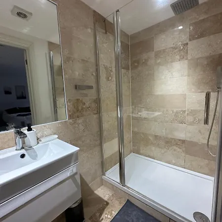 Delightful New Ensuite Bedroom With Stunning Shared Kitchen & Living -1c The Charteris Londra