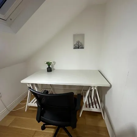Delightful New Ensuite Bedroom With Stunning Shared Kitchen & Living -1c The Charteris