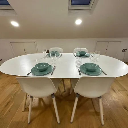 Delightful New Ensuite Bedroom With Stunning Shared Kitchen & Living -1c The Charteris Apartament *