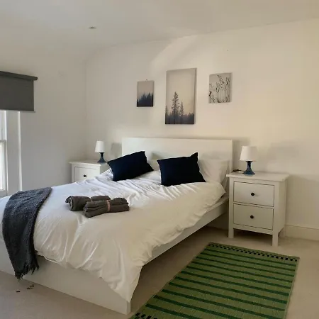 Delightful New Ensuite Bedroom With Stunning Shared Kitchen & Living -1c The Charteris *
