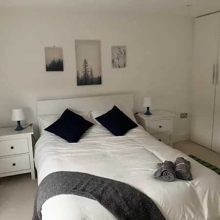 Delightful New Ensuite Bedroom With Stunning Shared Kitchen & Living -1c The Charteris Apartament Londyn