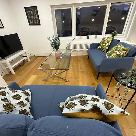 Delightful New Ensuite Bedroom With Stunning Shared Kitchen & Living -1c The Charteris Apartament
