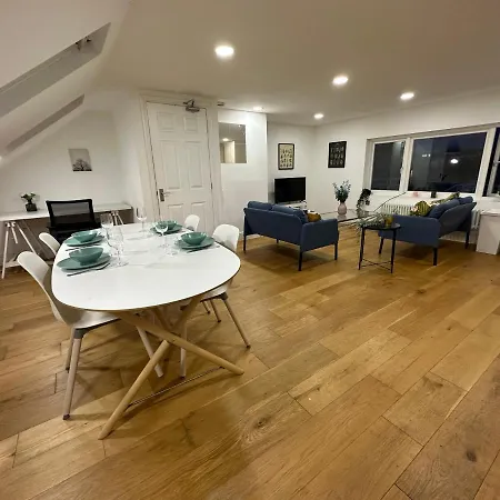 Delightful New Ensuite Bedroom With Stunning Shared Kitchen & Living -1c The Charteris