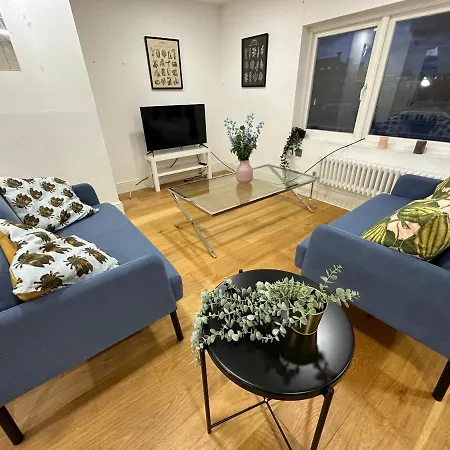 Delightful New Ensuite Bedroom With Stunning Shared Kitchen & Living -1c The Charteris *