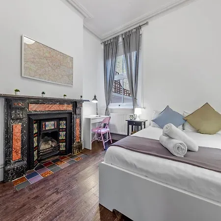 Quiet 2x Bedroom Victorian Terrace Flat + Garden Apartment *