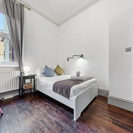 Quiet 2x Bedroom Victorian Terrace Flat + Garden Apartment