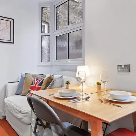 Quiet 2x Bedroom Victorian Terrace Flat + Garden
