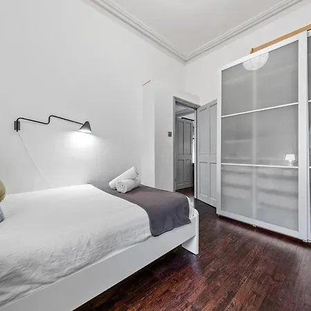 Quiet 2x Bedroom Victorian Terrace Flat + Garden Apartment *