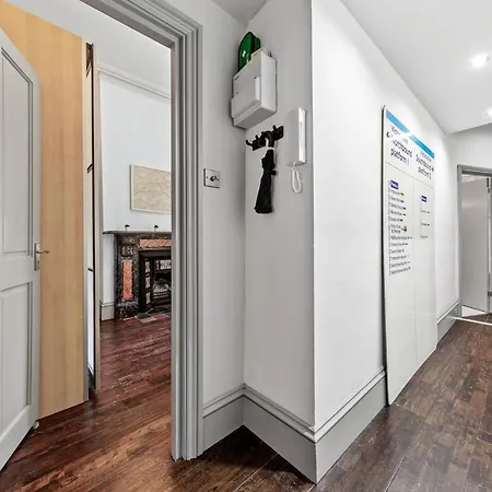 Quiet 2x Bedroom Victorian Terrace Flat + Garden