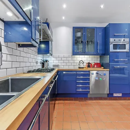 Quiet 2x Bedroom Victorian Terrace Flat + Garden