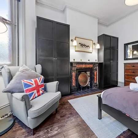 Quiet 2x Bedroom Victorian Terrace Flat + Garden Apartment *