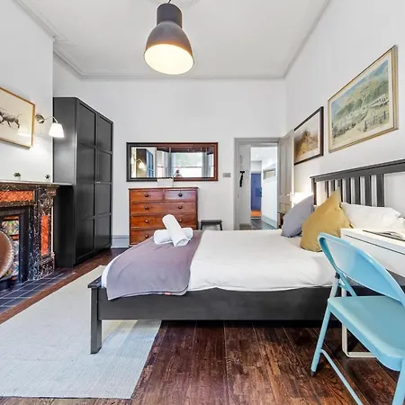 Quiet 2x Bedroom Victorian Terrace Flat + Garden * London