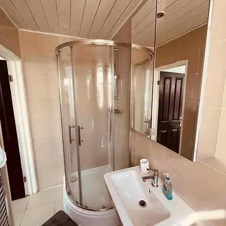 Spacious 1 Bed Flat Near Heathrow Hillingdon