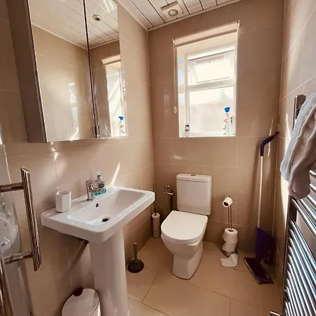 Spacious 1 Bed Flat Near Heathrow