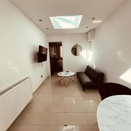 Spacious 1 Bed Flat Near Heathrow Apartment