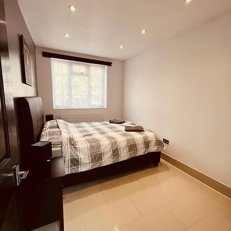 Spacious 1 Bed Flat Near Heathrow