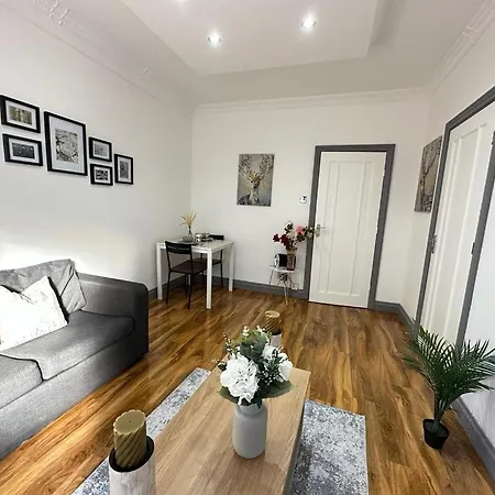 Stylish 1-bedroom And Living In *