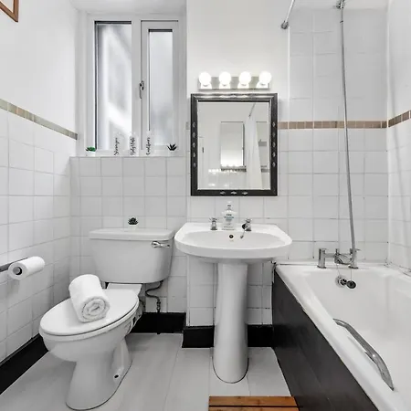 Quiet 2x Bedroom Victorian Terrace Flat + Garden London