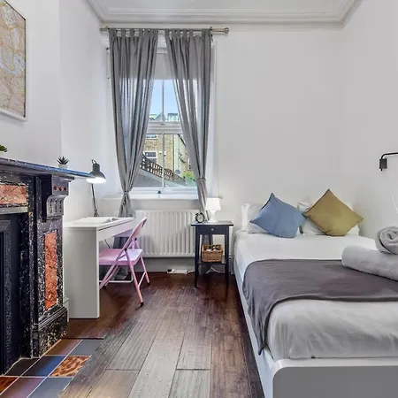 Quiet 2x Bedroom Victorian Terrace Flat + Garden * London