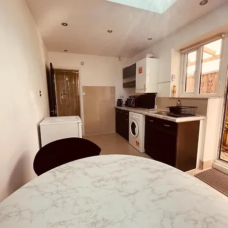 Spacious 1 Bed Flat Near Heathrow Apartment *