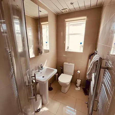 Spacious 1 Bed Flat Near Heathrow Hillingdon
