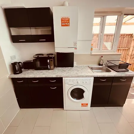 Spacious 1 Bed Flat Near Heathrow * Hillingdon