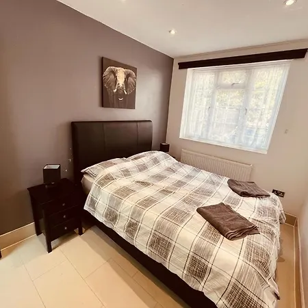 Spacious 1 Bed Flat Near Heathrow Apartment *