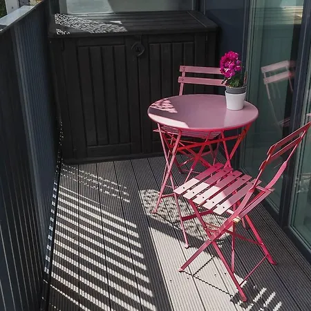 Cool Dalston Studio With Balcony And Gym * 런던