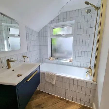 Apartment Spacious & Renovated 1-Bed Garden Flat In London London