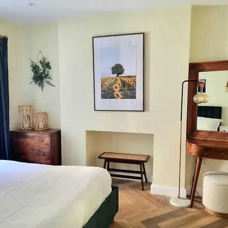 Apartment Spacious & Renovated 1-Bed Garden Flat In London *