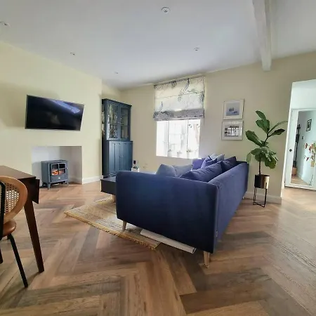 Apartment Spacious & Renovated 1-Bed Garden Flat In London London