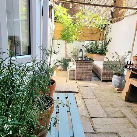 Spacious & Renovated 1-Bed Garden Flat In London Apartment *