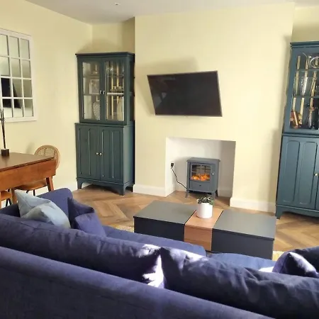 Apartment Spacious & Renovated 1-Bed Garden Flat In London London