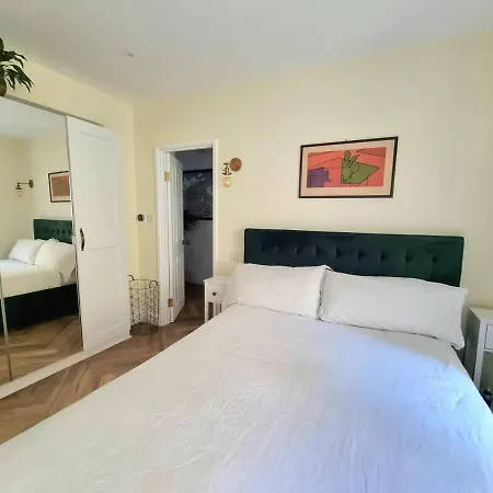 Spacious & Renovated 1-Bed Garden Flat In London * London