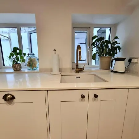 Apartment Spacious & Renovated 1-Bed Garden Flat In London