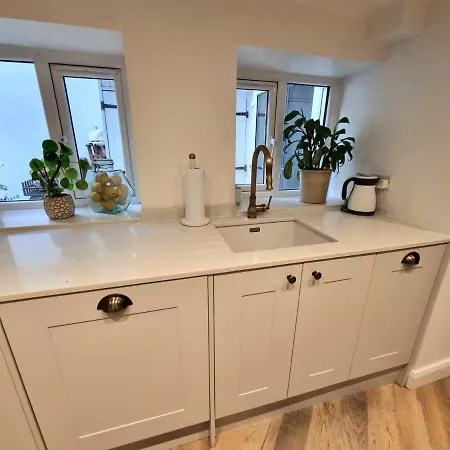 Spacious & Renovated 1-Bed Garden Flat In London *