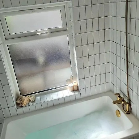Apartment Spacious & Renovated 1-Bed Garden Flat In London London
