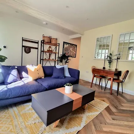Spacious & Renovated 1-Bed Garden Flat In London Apartment London