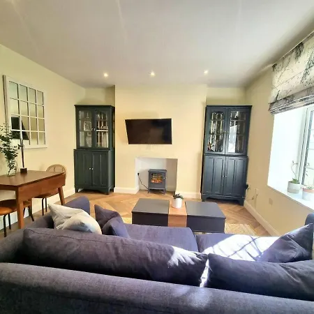 Spacious & Renovated 1-Bed Garden Flat In London Apartment *