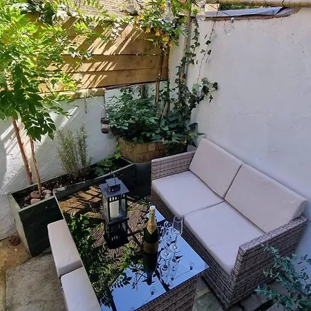 Apartment Spacious & Renovated 1-Bed Garden Flat In London *