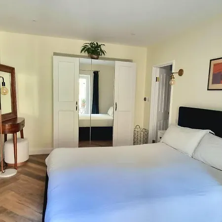 Spacious & Renovated 1-Bed Garden Flat In London