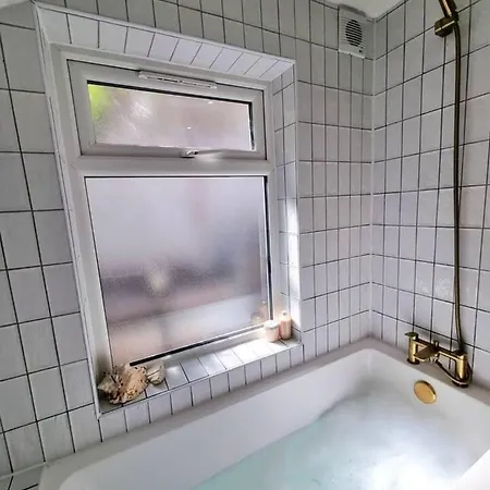 Spacious & Renovated 1-Bed Garden Flat In London * London