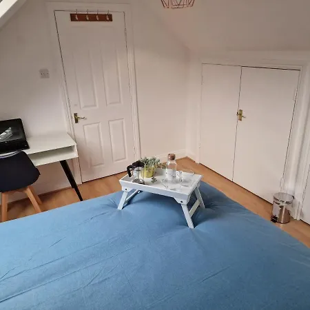 What A Great Location In With 4 Bedrooms! Bromley