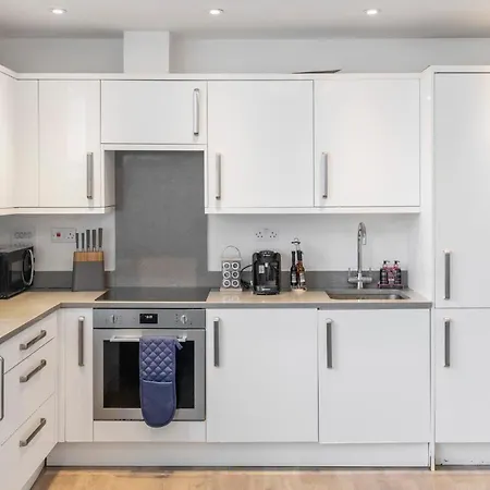 Modern Flat In Golders *