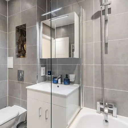 Modern Flat In Golders Apartment London