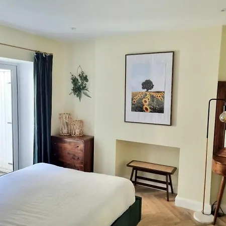 Spacious & Renovated 1-Bed Garden Flat In London