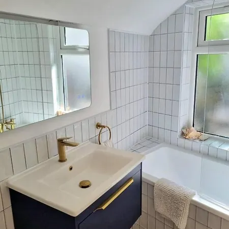 Apartment Spacious & Renovated 1-Bed Garden Flat In London