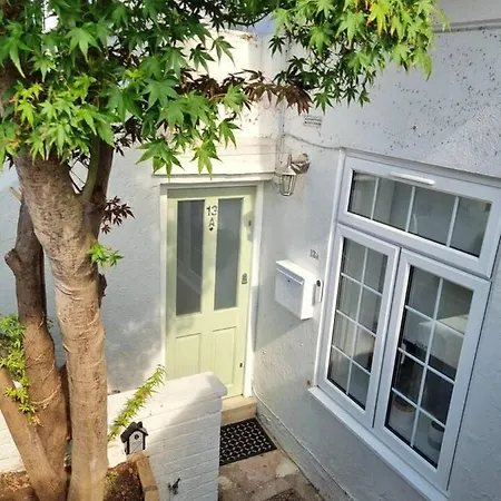 Spacious & Renovated 1-Bed Garden Flat In London *